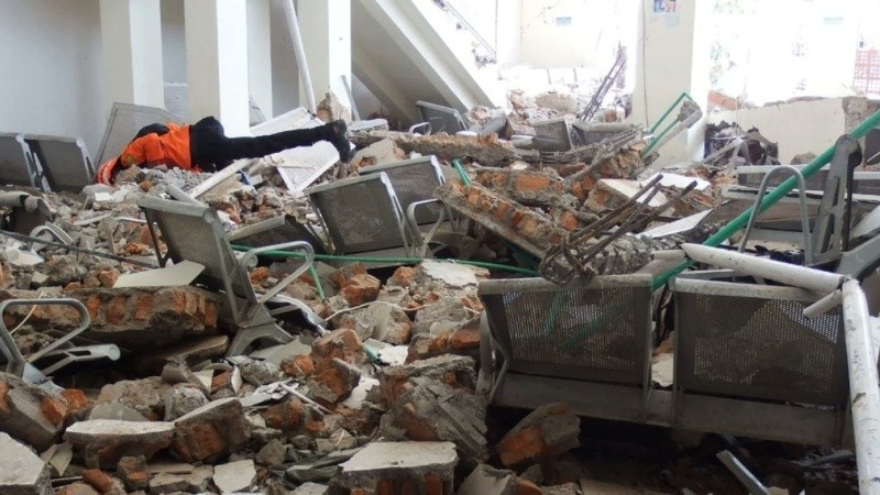 Un potente terremoto de magnitud 7,7 sacudió la costa de Indonesia