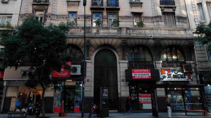 El ingreso de uno de los departamentos que se rematarán.