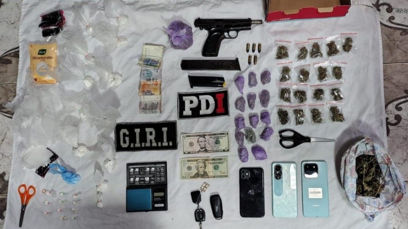 Los detenidos se encontraban fraccionando droga al momento de la llegada policial.