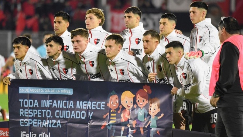 Los 11 que iniciaron la victoria ante Riestra (Fotobaires).