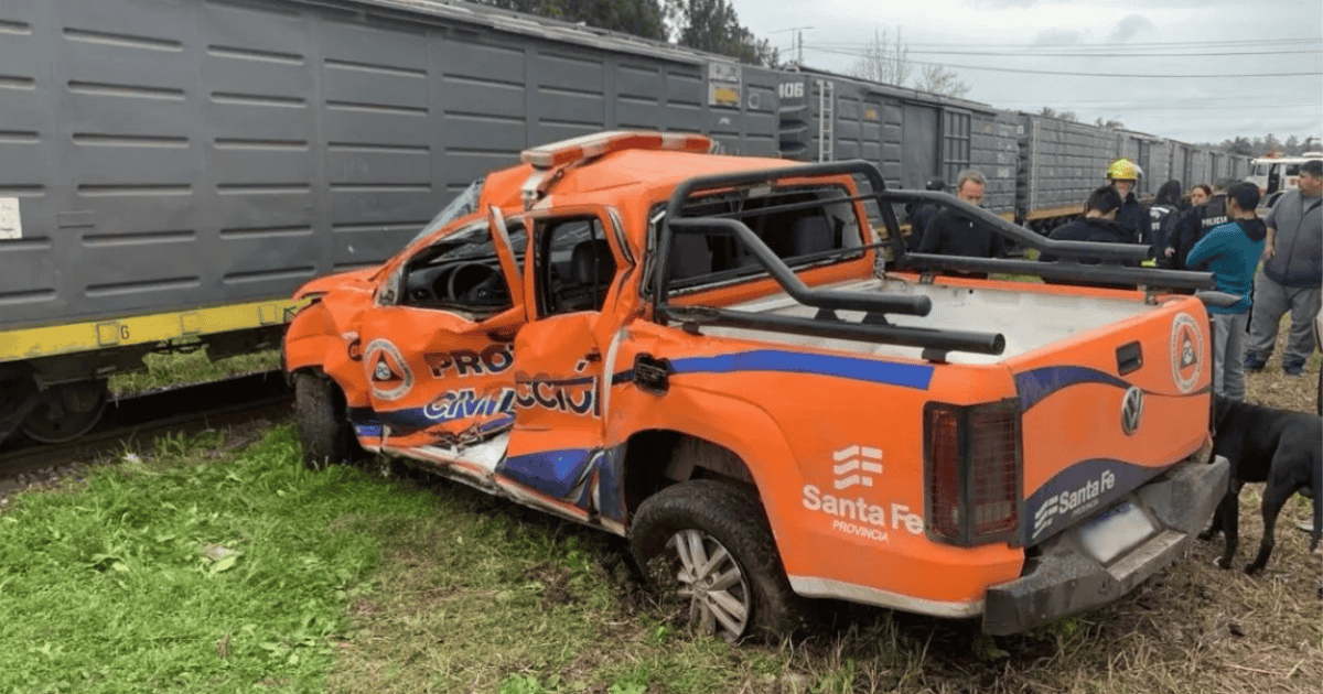 Choque entre una camioneta oficial y un tren: el conductor quedó atrapado y tuvo que ser rescatado