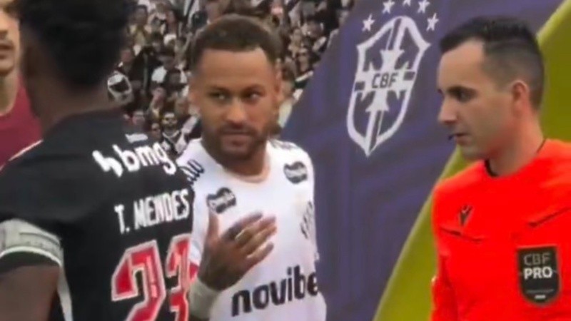 El momento en que Thiago Mendes pasa junto a Neymar y no le estrecha la mano.