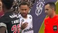 El momento en que Thiago Mendes pasa junto a Neymar y no le estrecha la mano.