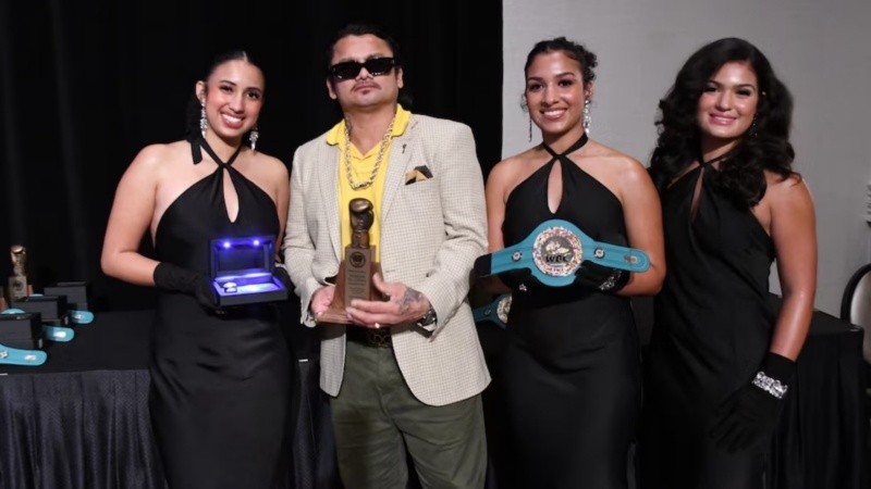 Maidana recibió como premios un guante como trofeo, un lujoso anillo y un mini cinturón de campeón.&nbsp;(Foto: nvbhofofficial)