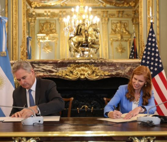 La firma del Consenso de Ginebra por parte de Argentina.