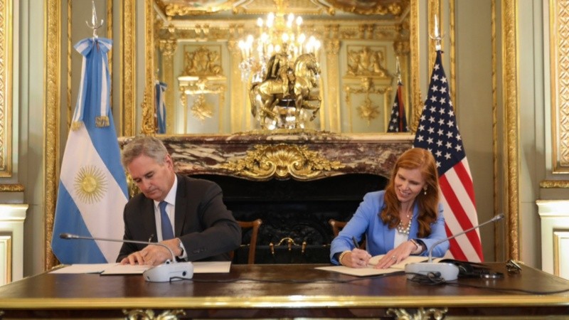 La firma del Consenso de Ginebra por parte de Argentina.