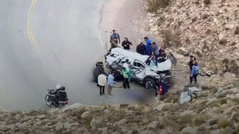 La camioneta cayó por un barranco desde una altura aproximada de 80 metros.