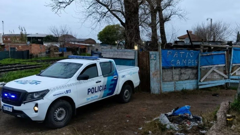 encontraron el cuerpo de un hombre de 60 años enterrado en el patio de la casa de su pareja
