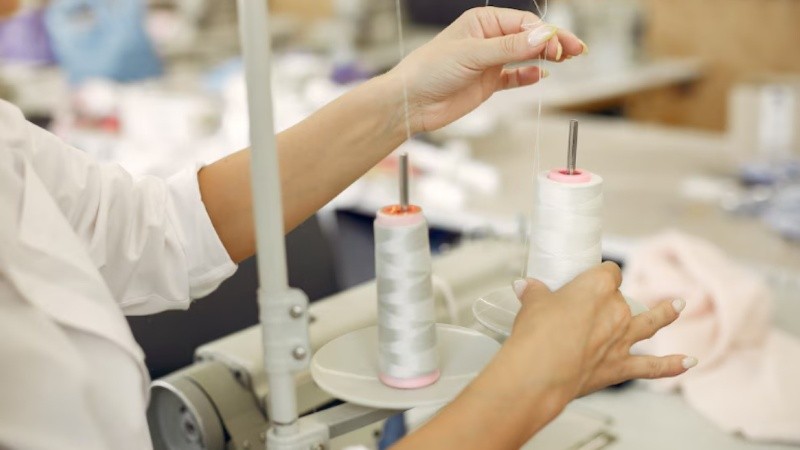 Desde diciembre de 2023, el sector textil perdió 383 establecimientos y más de 25.600 puestos de trabajo formales, a un ritmo de 1.200 empleos por mes.