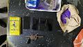 La droga secuestrada junto con celulares y un arma.