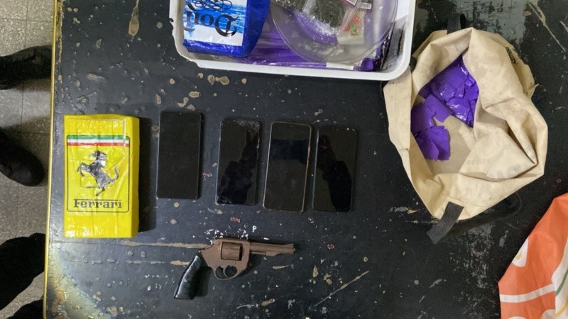 La droga secuestrada junto con celulares y un arma.