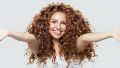 El pelo con rulos vuelve a ser protagonista y llevarlo al natural es tendencia.