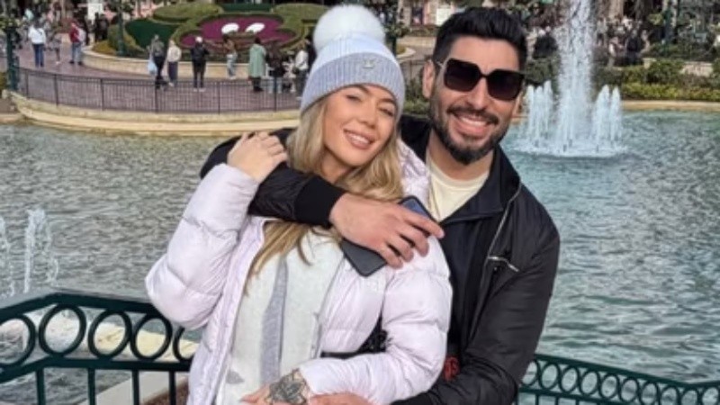 La modelo se mostró abrazada junto a su novio Facundo Moyano en Disneyland París.