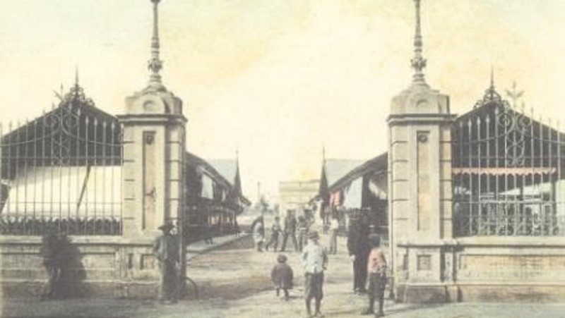 Una de las entradas del antiguo Mercado Norte. (Archivo Eduardo Guida Bria)
