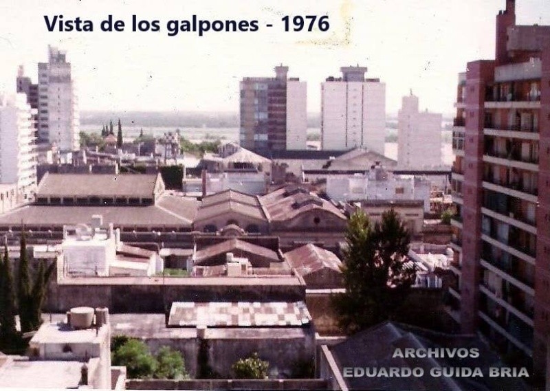 El sector del Mercado Norte visto desde las alturas en 1976, pocos años antes del cierre definitivo del establecimiento. (Archivo Eduardo Guida Bria)