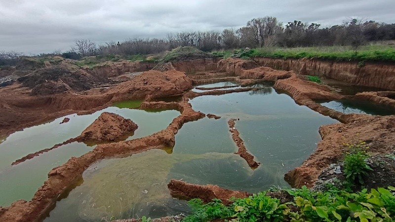 Se generó una acumulación de agua contaminada sobre una superficie aproximada de 20.000 metros cuadrados.