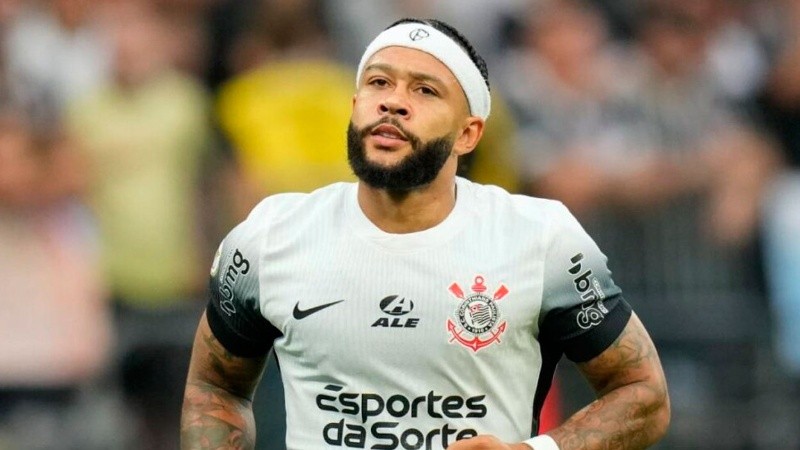 Memphis Depay renovó con el Corinthians.