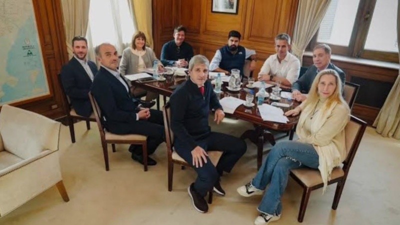 La mesa política encabezada por la secretaria general de la Presidencia, Karina Milei.