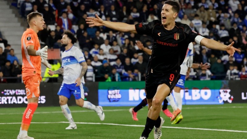 Guido Carrillo hizo un doblete en el gran triunfo del Pincha en Santiago de Chile.
