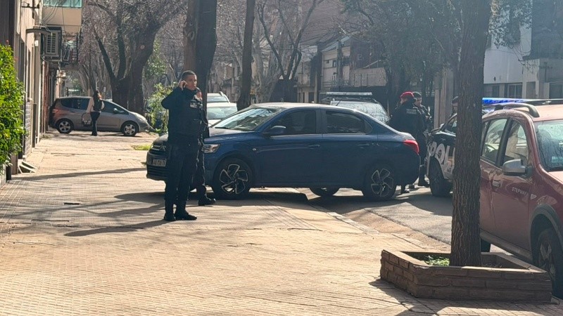 El agresor no llegó a guardar el auto en la cochera, que quedó cruzado sobre le vereda cuando la policía lo alcanzó y lo arrestó.&nbsp;(Foto: El Tres)