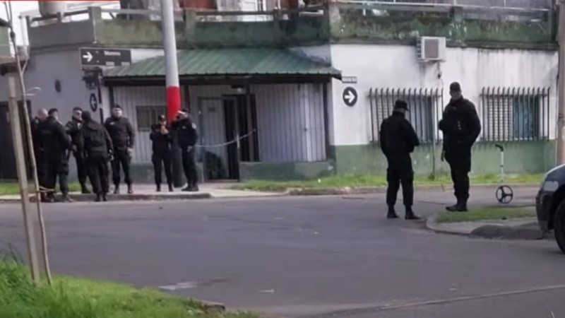 El operativo policial en la esquina de Dean Funes y Moreno.