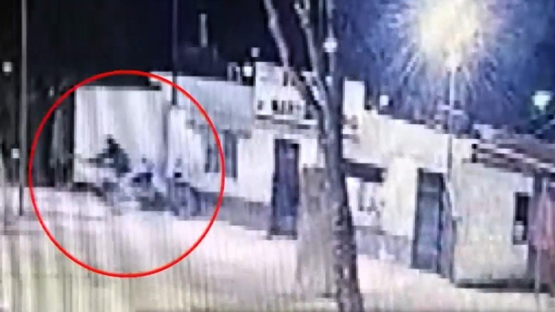 Una alumna vio a través de la ventana cómo los delincuentes agarraban los rodados. (imagen El Tres)