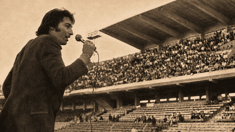 Sandro durante una de sus presentaciones en Rosario, ciudad con la que mantuvo un vínculo especial y a la que llegó a llamar “su novia”.&nbsp;