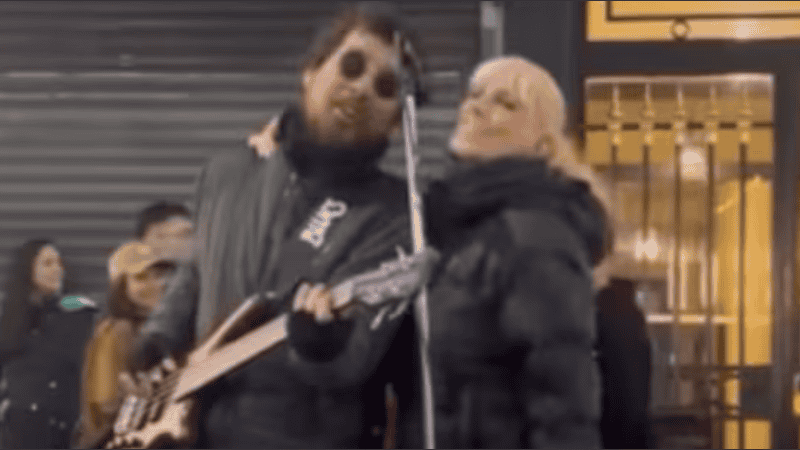 La cantante se acercó a los músicos, tomó el micrófono y se sumó a la interpretación de la canción.