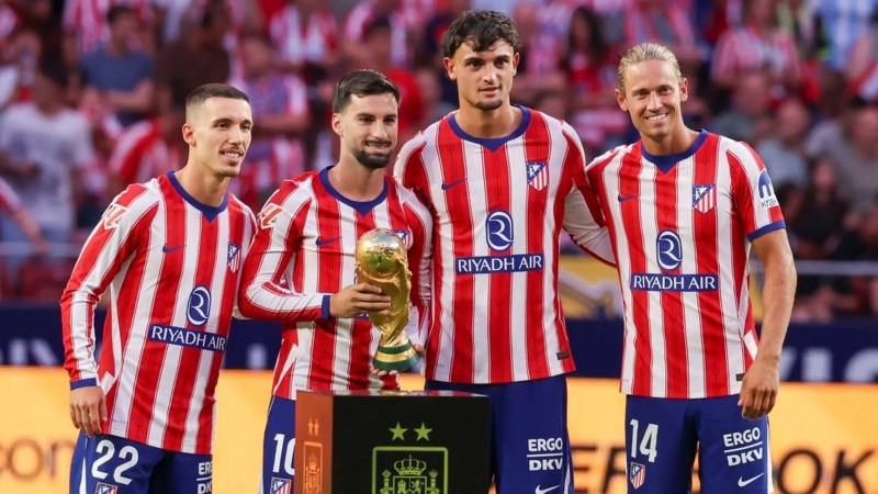 Los españoles del Atleti posaron con la Copa del Mundo (EFE).