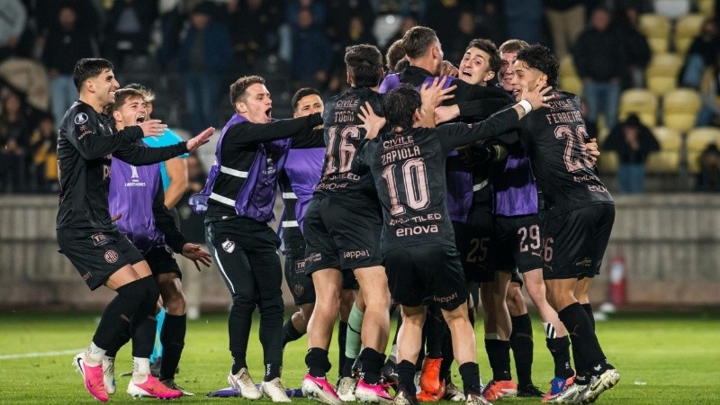 Tremendo festejo para un momento hitórico (Platense).