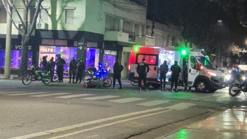 Para sumar inconvenientes en la zona, el carril exclusivo de Ovidio Lagos entre Córdoba y Callao se encuentra inhabilitado por un corralito de Aguas Santafesinas