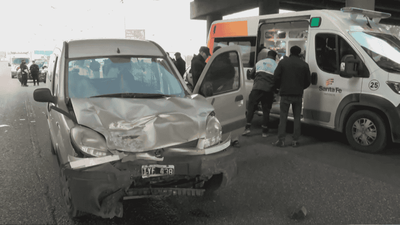 &nbsp;Así quedó el frente de la Kangoo. (El Tres)