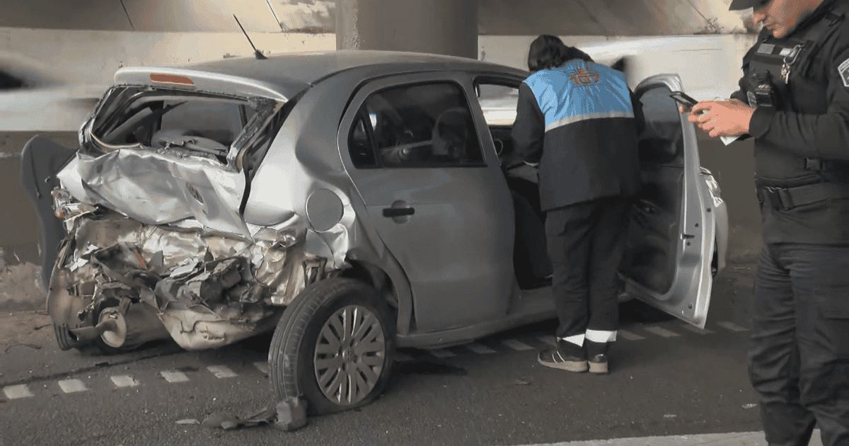 Impactante choque en cadena en Circunvalación: así quedó la Kangoo tras el fuerte golpe