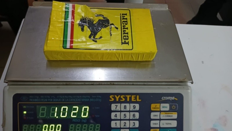 El ladrillo de cocaína por el que fue aprehendido el menor el lunes pasado.&nbsp;