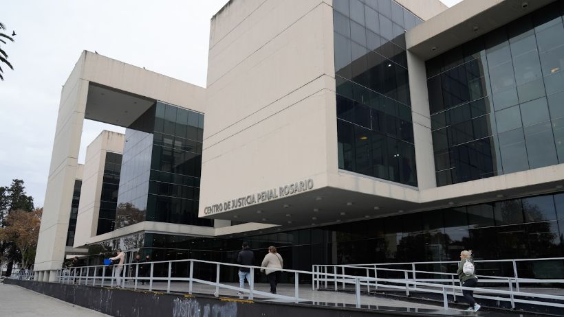 La gresca ocurrió en la puerta del Centro de Justicia Penal.
