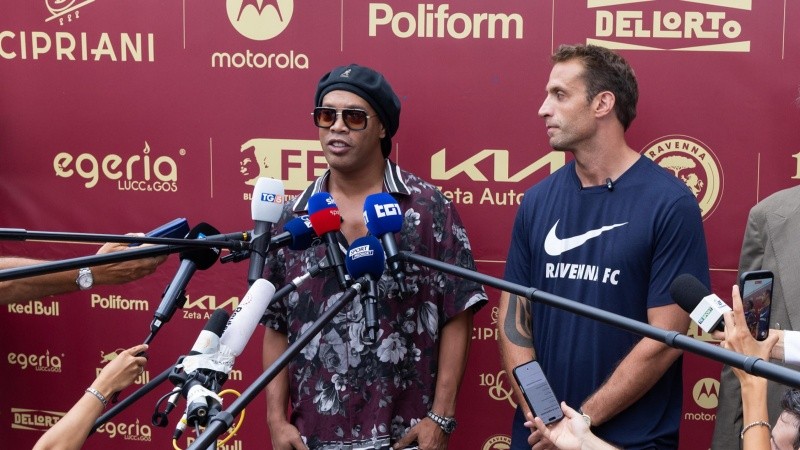 El astro habló ante la prensa junto al presidente del Ravenna FC. (EFE)