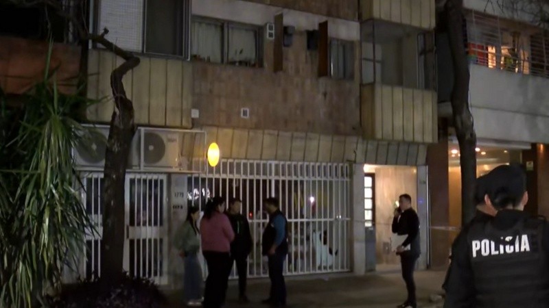 La escena en el exterior del edificio. Foto: Telenoche Rosario.