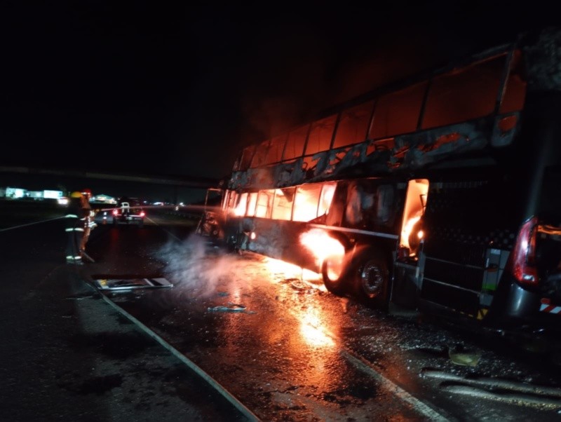 &nbsp;El colectivo incendiado. 