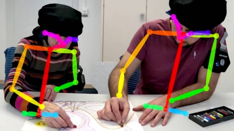 Según el estudio, los cerebros de personas jóvenes y mayores muestran una mayor sincronía cuando realizan una actividad artística en conjunto.