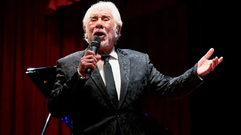 Raúl Lavié vuelve a Rosario para celebrar sus 89 años con “Siguiendo los sueños”, en una función especial en el Centro Cultural Atlas.