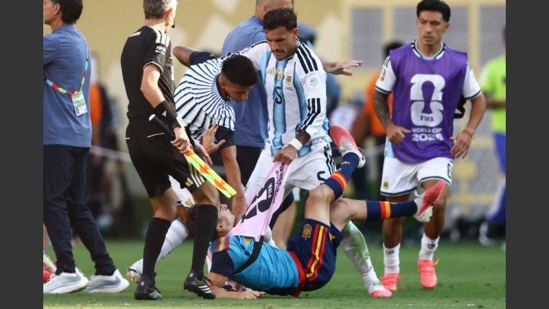 La FIFA castigó a Paredes con 10 partidos por los incidentes en la final y multó a la AFA por la bandera de Malvinas