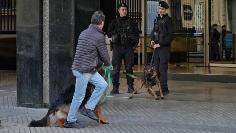 Agentes policiales con perros custodian el ingreso a la Bolsa por calle Paraguay.