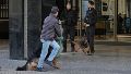 Agentes policiales con perros custodian el ingreso a la Bolsa por calle Paraguay.