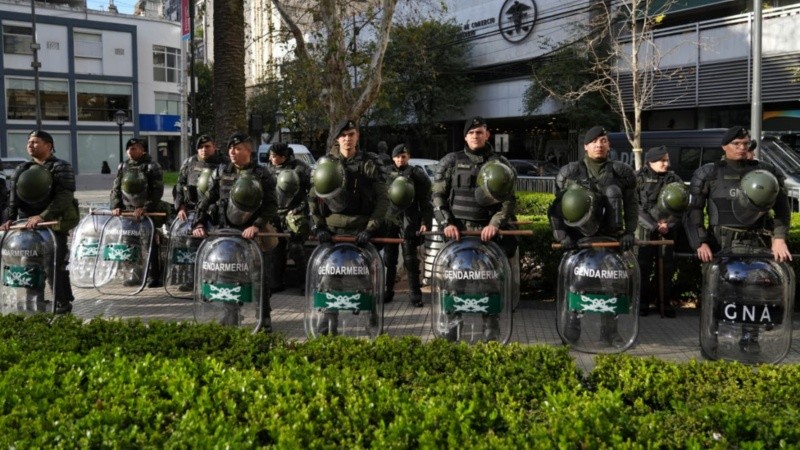Amplio despliegue de fuerzas de seguridad federales en el centro de Rosario.