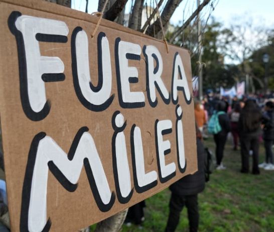 Gremios y organizaciones sociales marchan por el centro de Rosario contra la visita de Milei a la Bolsa.