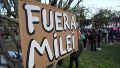 Gremios y organizaciones sociales marchan por el centro de Rosario contra la visita de Milei a la Bolsa.