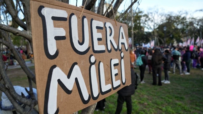 Gremios y organizaciones sociales marchan por el centro de Rosario contra la visita de Milei a la Bolsa.