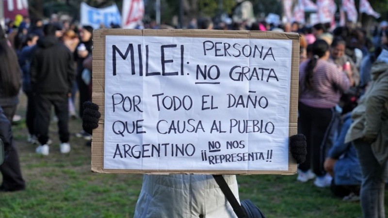 Gremios y organizaciones sociales marchan por el centro de Rosario contra la visita de Milei a la Bolsa.