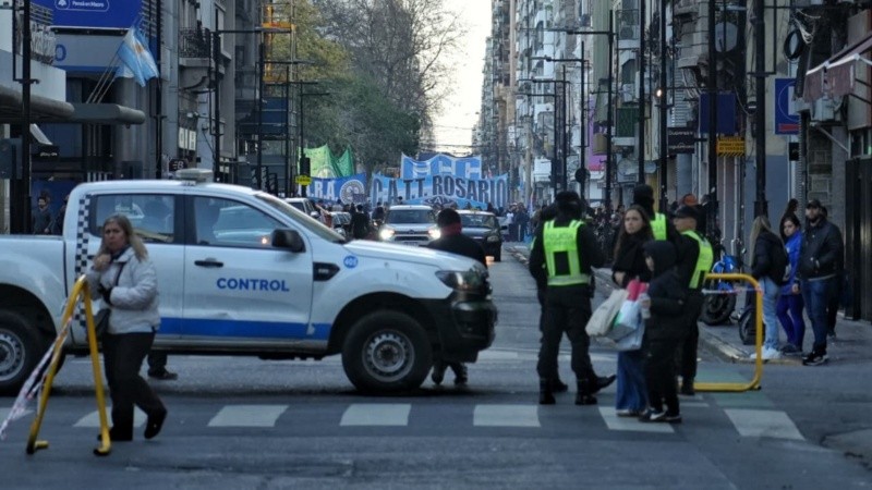Los manifestantes avanzaron sobre el vallado de Rioja para llegar hasta Córdoba por Corrientes. (Foto: Alan Monzón / Rosario3).