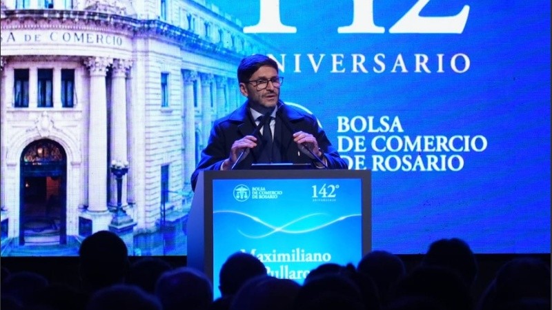 El gobernador le reclamó a Milei, mientras llegaba, la eliminación de las retenciones (Alan Monzón/Rosario3).